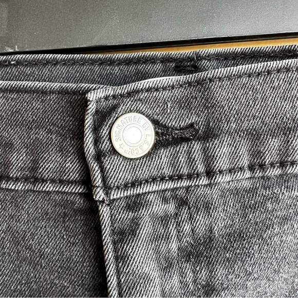 Signature by Levi Strauss Black High Rise Jean Shorts - Size 18 - Picture 2 of 5
